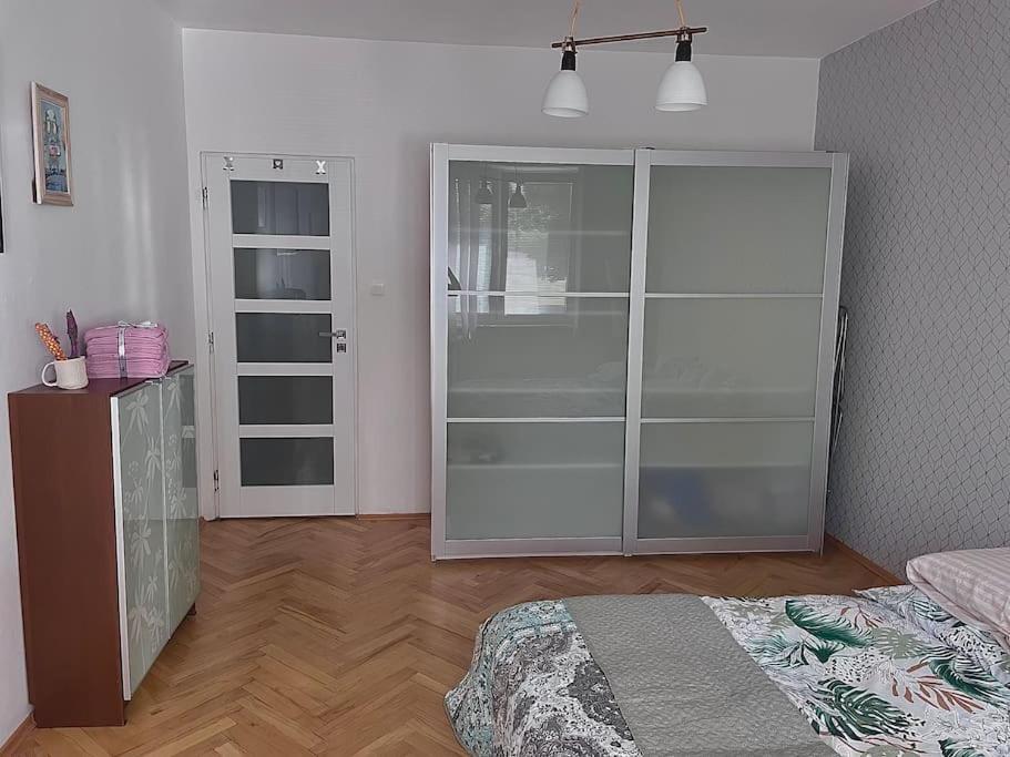 2,5 Izbovy Apartman V Ruzinove S Parkovanim Zdarma Bratislava Exterior photo